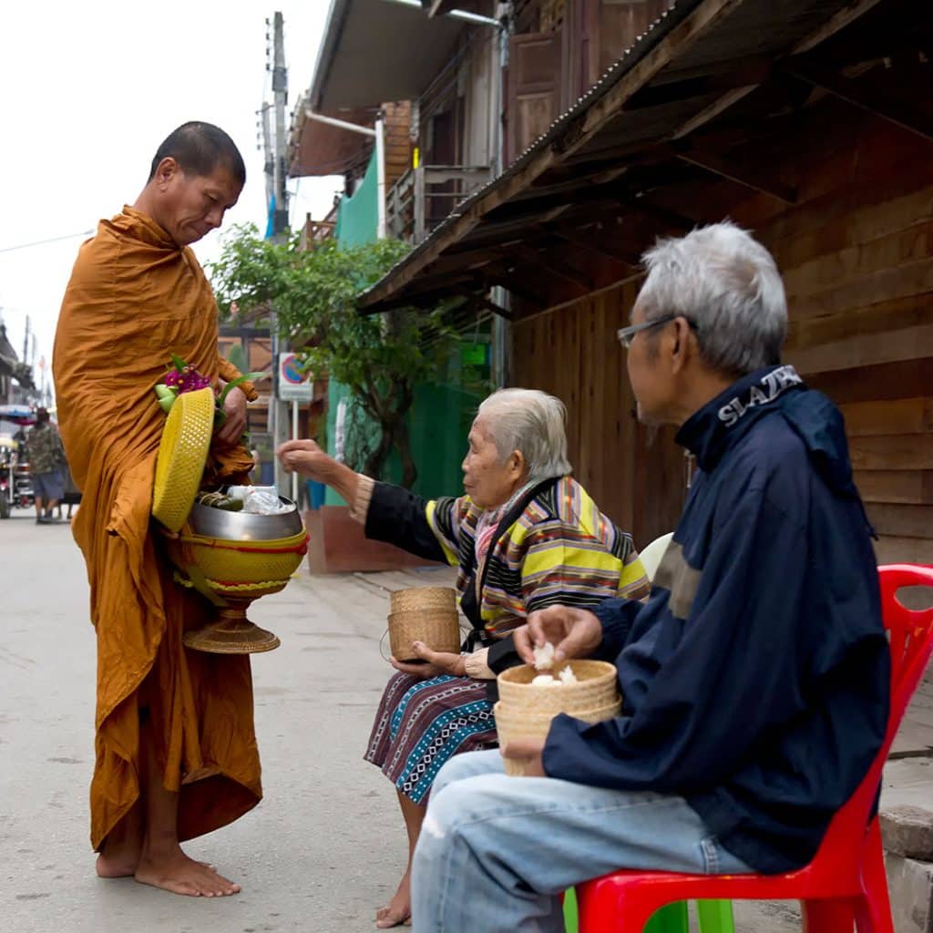 ตักบาตรข้าวเหนียว 📌 ถนนข้าวเหนียว อ.เชียงคาน จ.เลย🙏